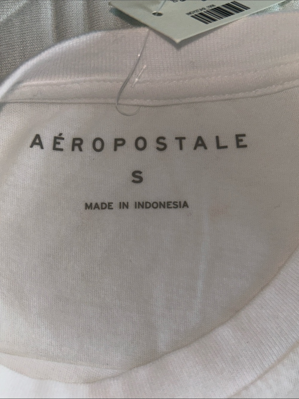 Aeropostale White Short Sleeve Tee with Burgundy and Blue Logo - Picture 3 of 8